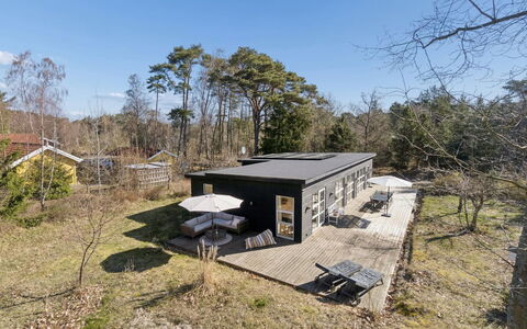 Svenja - 300M from the Sea: Decke, Flooring, Interior Design, Fussboden, Verbundwerkstoff, Möbel, Resort, Hotel, Design, Daylighting