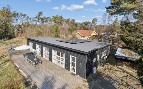 Svenja - 300M from the Sea: Decke, Flooring, Interior Design, Fussboden, Verbundwerkstoff, Möbel, Resort, Hotel, Design, Daylighting