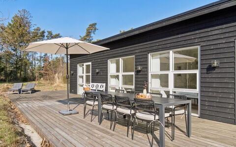 Svenja - 300M from the Sea: Decke, Flooring, Interior Design, Fussboden, Verbundwerkstoff, Möbel, Resort, Hotel, Design, Daylighting