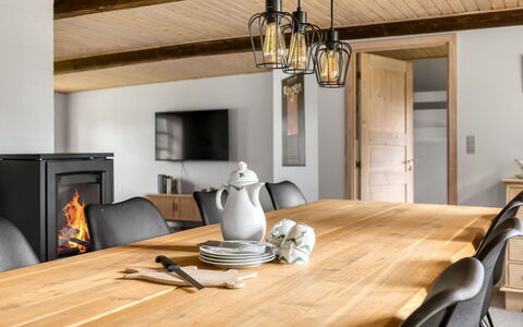 Nette - 15Km from the Sea: Möbel, Interior Design, Flooring, Holz, Decke, Light Fixture, Küche & Esszimmer Tisch, Tabelle, Fussboden, Esszimmer