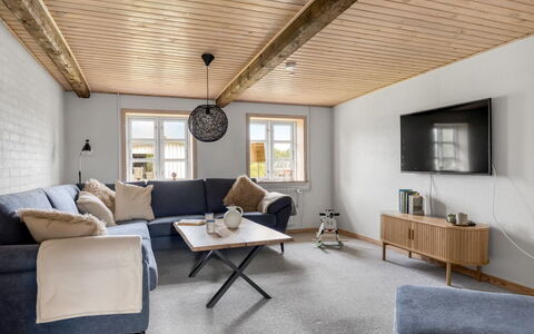 Nette - 15Km from the Sea: Möbel, Interior Design, Flooring, Holz, Couch, Fussboden, Decke, Wohnzimmer, Zuhause, Zimmer