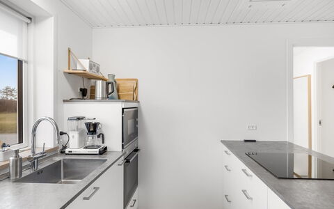 Heida - 1.5Km from the Sea: Küche, Countertop, Interior Design, Flooring, Decke, Holz, Küchengerät, Cabinetry, Haushaltsgerät, Fussboden