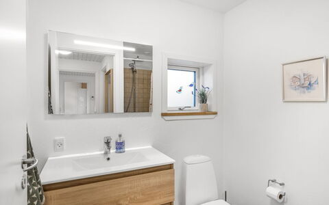 Heida - 1.5Km from the Sea: Bad Sink, Armatur, Flooring, Interior Design, Sinken, Badezimmerschrank, Badezimmer, Spiegel, Fussboden, Zapfhahn