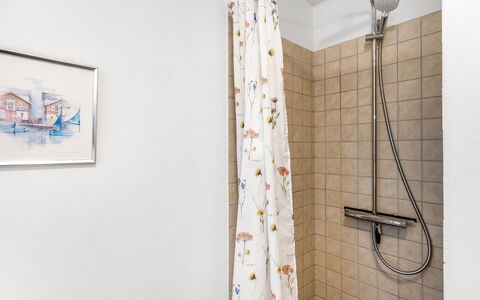 Heida - 1.5Km from the Sea: Badezimmer, Interior Design, Armatur, Flooring, Duschvorhang, Fussboden, Dusche, Duschkopf, Installation, Vorhang