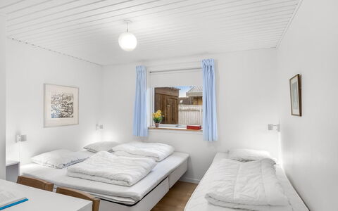 Heida - 1.5Km from the Sea: Schlafzimmer, Zuhause, Bett, Bedding, Decke, Bettdecke, Einfrieren, Schnee, Bettrahmen, Winter