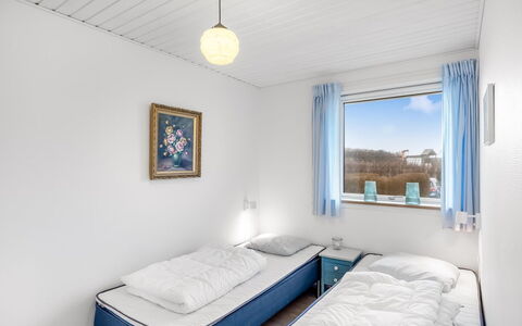 Heida - 1.5Km from the Sea: Schlafzimmer, Bett, Bedding, Bettdecke, Bettrahmen, Matratze, Daylighting, Hotel, Einfrieren, Wohnheim