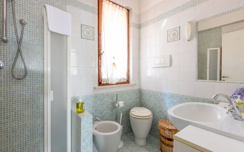 Veranda sul Conero: Badezimmer, Armatur, Flooring, Interior Design, Fussboden, Bad Sink, Toilette, Sinken, Toilleten Sitz, Zapfhahn