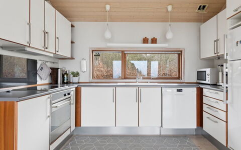 Heike - 650M from the Sea: Küche, Küchengerät, Countertop, Major Appliance, Flooring, Holz, Interior Design, Haushaltsgerät, Cabinetry, Möbel