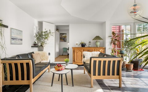 Reika - 500M from the Sea: Möbel, Interior Design, Flooring, Fussboden, Couch, Holz, Stuhl, Tabelle, Wohnzimmer, Zimmer