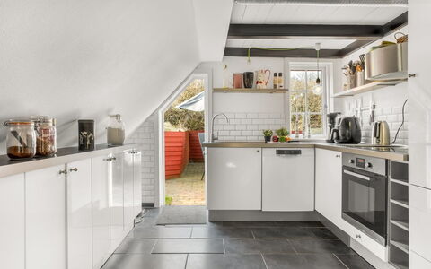 Reika - 500M from the Sea: Küche, Flooring, Major Appliance, Countertop, Küchengerät, Interior Design, Fussboden, Decke, Cabinetry, Haushaltsgerät