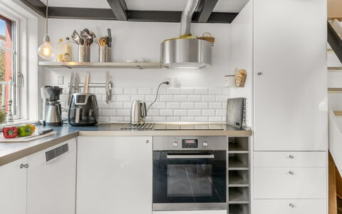 Reika - 500M from the Sea: Küche, Küchengerät, Countertop, Major Appliance, Flooring, Wand, Cabinetry, Interior Design, Haushaltsgerät, Herd