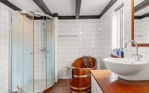 Reika - 500M from the Sea: Interior Design, Armatur, Flooring, Badezimmer, Fussboden, Installation, Decke, Zimmer, Zapfhahn, Badewanne
