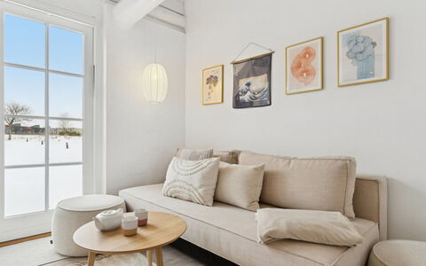 Yaris - 4.5Km from the Sea: Möbel, Interior Design, Couch, Flooring, Fussboden, Holz, Wohnzimmer, Holzboden, Tabelle, Zuhause