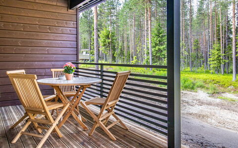 Villa Lumo: Holz, Möbel, Deck, Holzboden, Hartholz, Glas, Gartenmöbel, Stuhl, Holzbeize, Veranda
