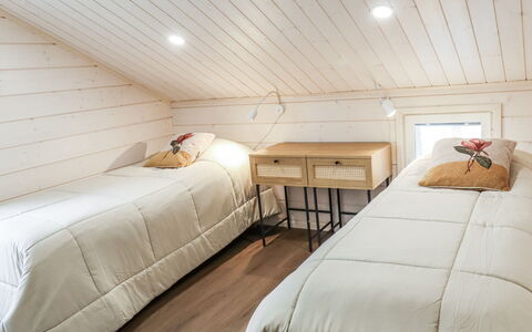 Villa Lumo: Interior Design, Flooring, Fussboden, Möbel, Holz, Schlafzimmer, Decke, Bett, Zimmer, Beleuchtung