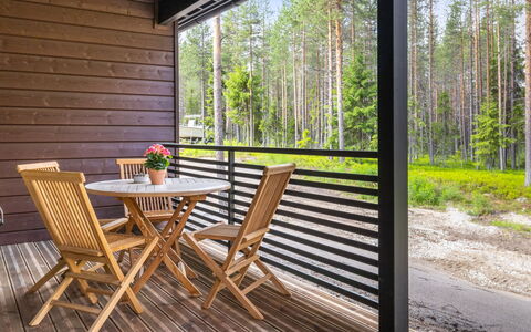 Villa Lumo: Holz, Möbel, Interior Design, Holzboden, Deck, Hartholz, Holzbeize, Stuhl, Veranda, Gartenmöbel