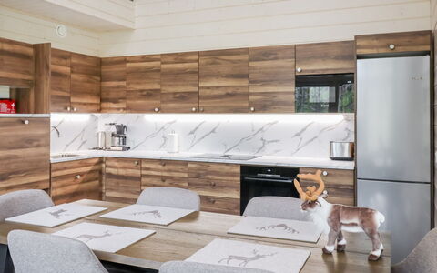 Villa Lumo: Möbel, Interior Design, Flooring, Holz, Küche, Countertop, Cabinetry, Fussboden, Decke, Light Fixture