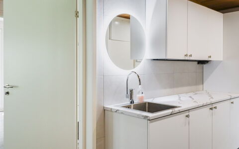 Villa Lumo: Flooring, Interior Design, Holz, Countertop, Küche, Fussboden, Decke, Beleuchtung, Armatur, Cabinetry