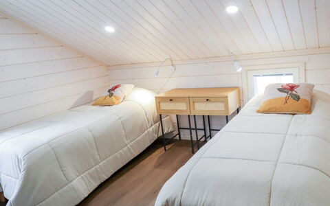 Villa Lumo: Flooring, Fussboden, Interior Design, Möbel, Holz, Decke, Schlafzimmer, Bett, Zimmer, Beleuchtung