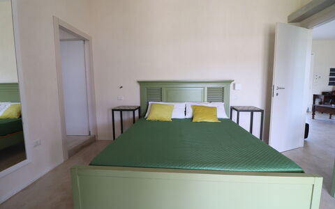 Elegante Villa Casale 50: Möbel, Bett, Schlafzimmer, Bedding, Interior Design, Bettdecke, Fussboden, Flooring, Holz, Zimmer