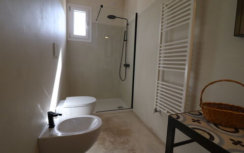 Elegante Villa Casale 50: Flooring, Wand, Fussboden, Armatur, Toilleten Sitz, Badezimmer, Interior Design, Toilette, Bad Sink, Installation