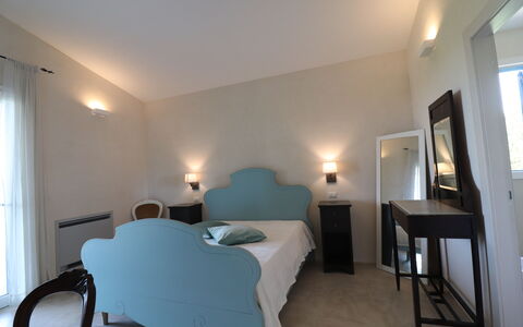 Elegante Villa Casale 50: Möbel, Interior Design, Bett, Schlafzimmer, Fussboden, Bettdecke, Decke, Bedding, Flooring, Zimmer
