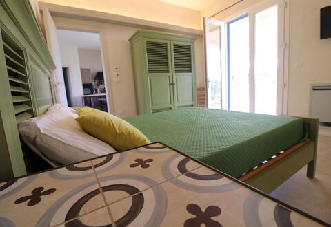 Elegante Villa Casale 50: Möbel, Bett, Schlafzimmer, Interior Design, Fussboden, Flooring, Holz, Bettdecke, Bedding, Zimmer