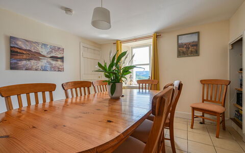 Loch Meiklie View: Möbel, Flooring, Esszimmer, Holz, Interior Design, Tabelle, Fussboden, Küche & Esszimmer Tisch, Stuhl, Decke