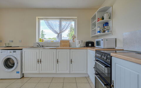 Loch Meiklie View: Flooring, Küche, Küchengerät, Major Appliance, Interior Design, Holz, Fussboden, Countertop, Cabinetry, Haushaltsgerät