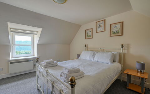 Loch Meiklie View: Holz, Schlafzimmer, Bett, Fussboden, Zuhause, Bedding, Flooring, Möbel, Interior Design, Bettdecke