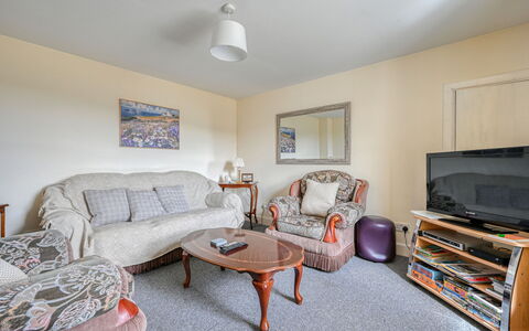 Loch Meiklie View: Möbel, Interior Design, Holz, Flooring, Fussboden, Couch, Zimmer, Wohnzimmer, Decke, Wohnung
