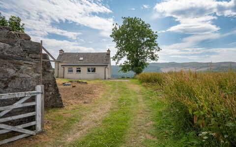Loch Meiklie View: Gras, Wiese, Wolke, Haus, Ländliches Gebiet, Einfach, Landschaft, Grundstueck, Hütte, Ökoregion