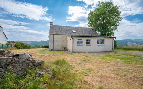 Loch Meiklie View: Gras, Haus, Hütte, Wiese, Ländliches Gebiet, Dach, Landschaft, Hügel, Wolke, Einfach