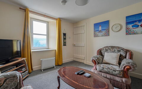 Loch Meiklie View: Zuhause, Wohnung, Zimmer, Decke, Bilderrahmen, Lampe