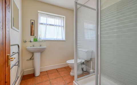 Loch Meiklie View: Flooring, Fussboden, Armatur, Interior Design, Decke, Badezimmer, Installation, Tür, Toilette, Zimmer