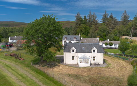 Loch Meiklie View: Gras, Haus, Hütte, Dach, Strauch, Zuhause, Ländliches Gebiet, Landschaft, Hochland, Wiese