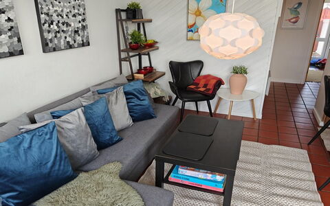 Ake - 10M to the Fjord: Möbel, Interior Design, Flooring, Couch, Beleuchtung, Fussboden, Zimmer, Wohnzimmer, Kissen, Zuhause