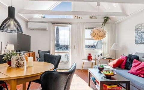 Ake - 10M to the Fjord: Möbel, Interior Design, Couch, Flooring, Tabelle, Holz, Decke, Fussboden, Wohnzimmer, Stuhl