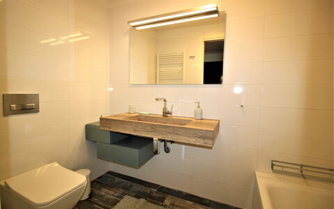 Bellavista Dimora Storica Vista Lago: Bad Sink, Badezimmer, Armatur, Sinken, Interior Design, Flooring, Zapfhahn, Spiegel, Fussboden, Installation