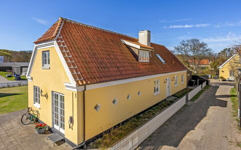 Etje - 650M from the Sea: Möbel, Holz, Interior Design, Flooring, Fussboden, Stuhl, Zimmer, Decke, Wohnzimmer, Wohnung