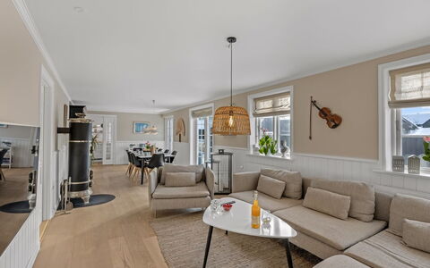 Etje - 650M from the Sea: Möbel, Holz, Interior Design, Flooring, Fussboden, Stuhl, Zimmer, Decke, Wohnzimmer, Wohnung