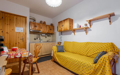 Ai Piedi del Monte: Möbel, Holz, Interior Design, Zimmer, Zuhause, Wohnung, Decke, Holzbeize, Stuhl, Cabinetry