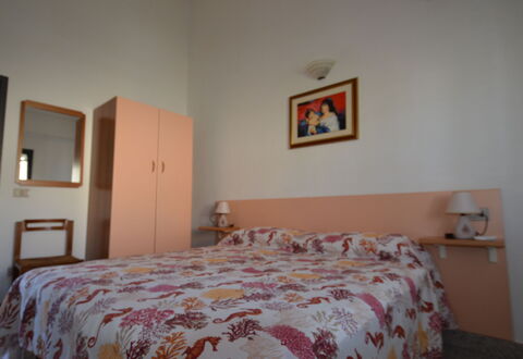 Appartamento Nina, Ac, Wifi: Schlafzimmer, Bett, Bettdecke, Bedding, Interior Design, Möbel, Linens, Bettrahmen, Zimmer, Fussboden