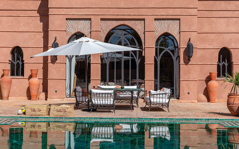 Villa Kanza: Schwimmbad, Gartenmöbel, Resort, Estate, Schatten, Sonnenliege, Regenschirm, Hazienda, Hof, Water Feature