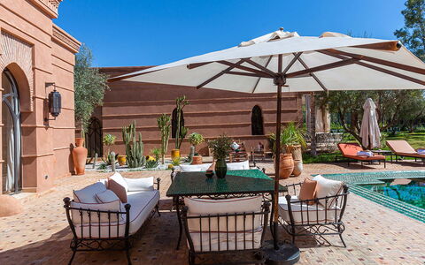 Villa Kanza: Möbel, Gartenmöbel, Stuhl, Schwimmbad, Regenschirm, Tabelle, Resort, Tisch Im Freien, Terrasse, Blumentopf