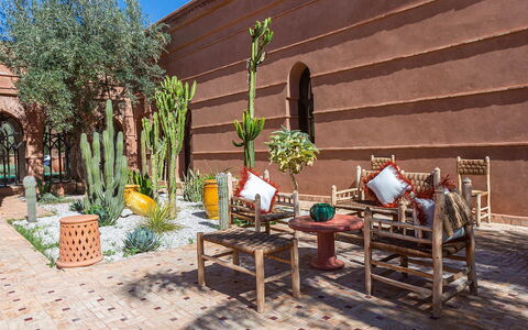 Villa Kanza: Blumentopf, Garten, Zimmerpflanze, Landscaping, Schatten, Backstein, Hazienda, Design, Hof, Flagstone