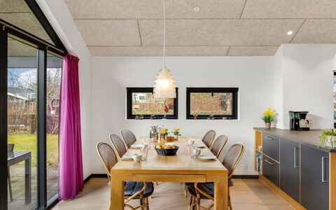 Anttoni - 350M from the Sea: Möbel, Interior Design, Flooring, Holz, Fussboden, Decke, Holzboden, Stuhl, Tabelle, Beleuchtung