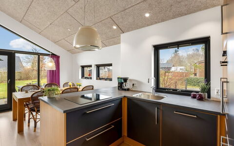 Anttoni - 350M from the Sea: Küche, Countertop, Interior Design, Möbel, Flooring, Holz, Küchengerät, Decke, Fussboden, Cabinetry
