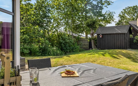 Anttoni - 350M from the Sea: Möbel, Interior Design, Flooring, Holz, Fussboden, Decke, Holzboden, Stuhl, Tabelle, Beleuchtung