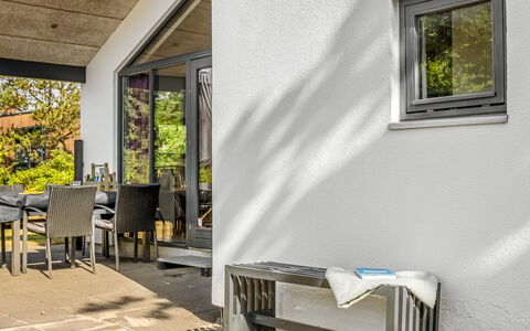 Anttoni - 350M from the Sea: Möbel, Interior Design, Flooring, Holz, Fussboden, Decke, Holzboden, Stuhl, Tabelle, Beleuchtung